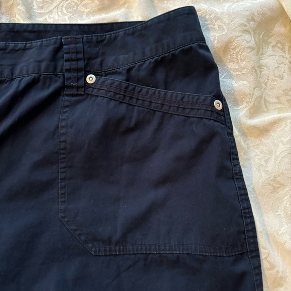 ❤️2/$15❤️ or 3/$21 ❤️ Jones  New York Navy Blue Cargo Capris, Size 16 - Picture 3 of 10
